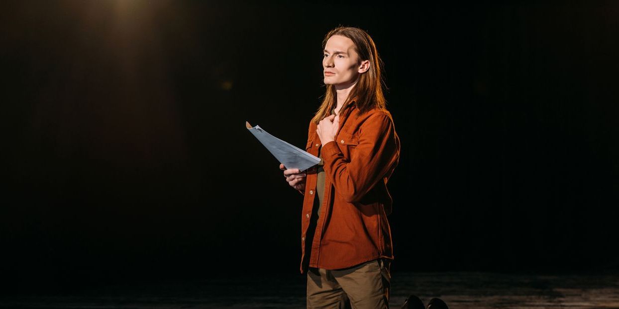 A method actor on stage.